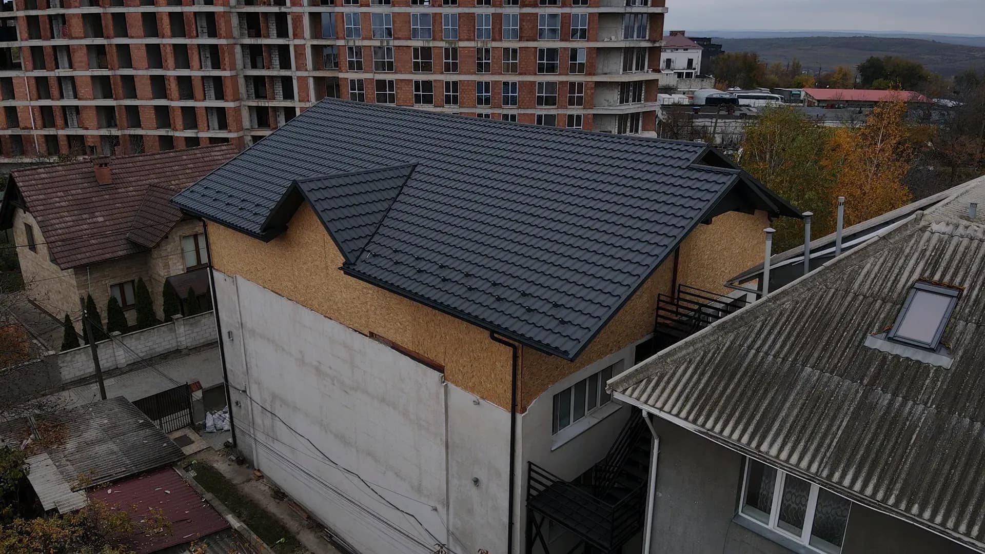 Barcelona și Madrid — Țigle metalice moderne: Comparație și ghid de alegere