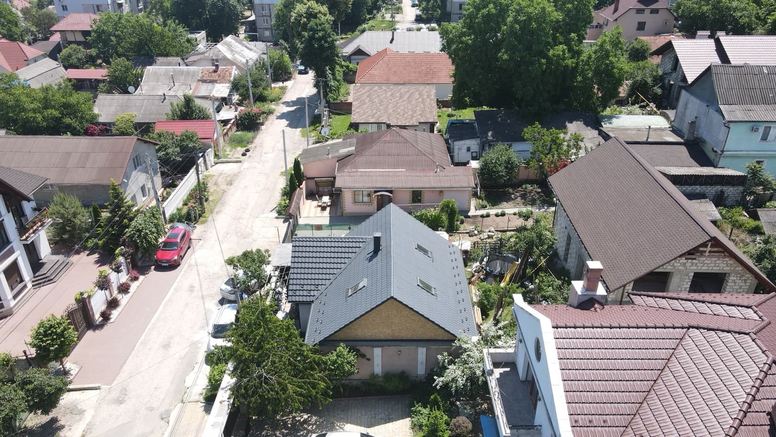 Casă cu mansardă și Bavaria, Chișinău — imagine 2