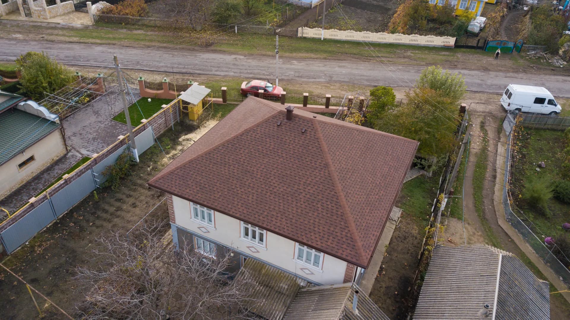 Acoperiș cu șindrilă bituminoasă — Lilu Ojovan