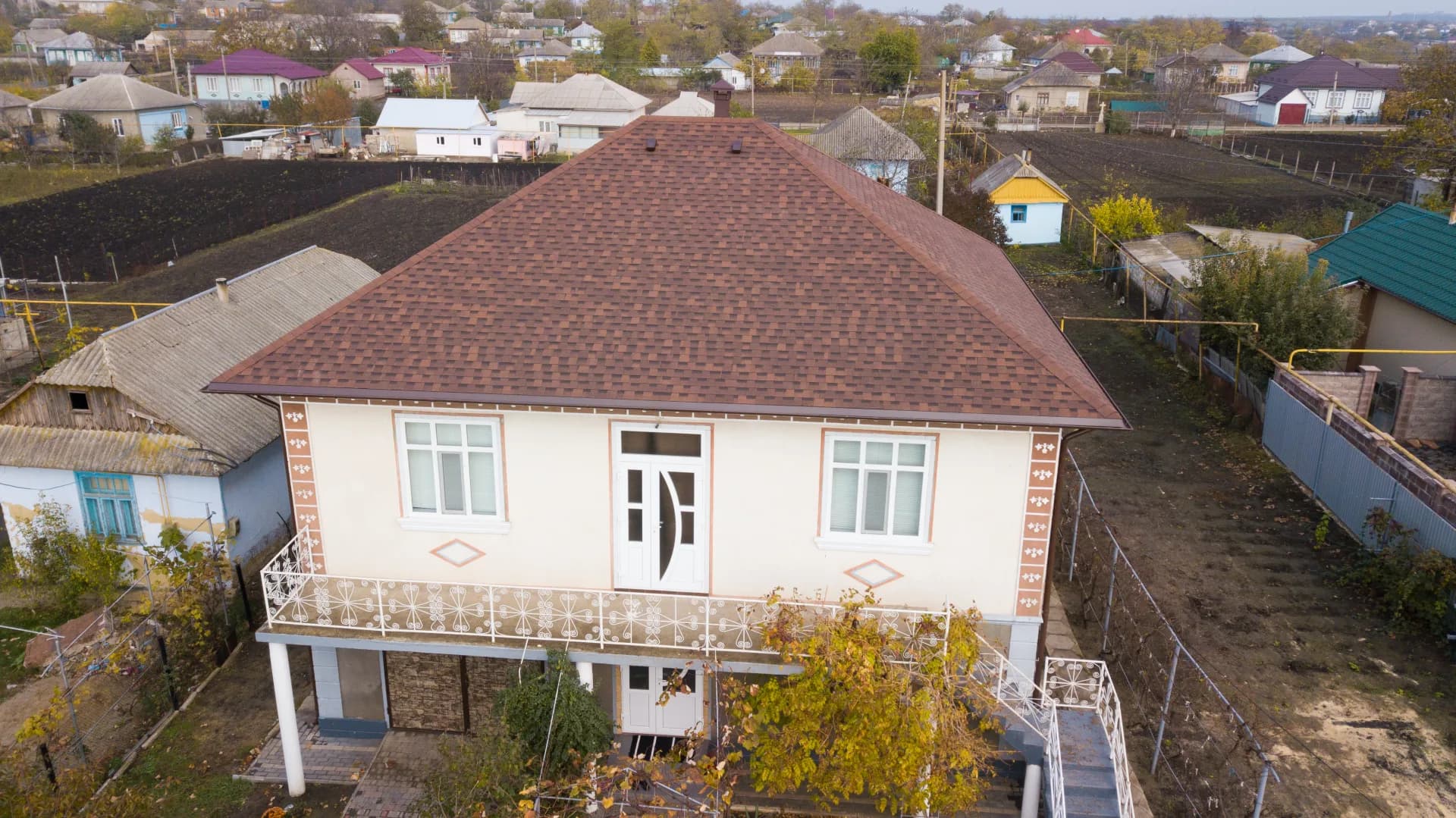 Acoperiș cu șindrilă bituminoasă — Lilu Ojovan — imagine 5