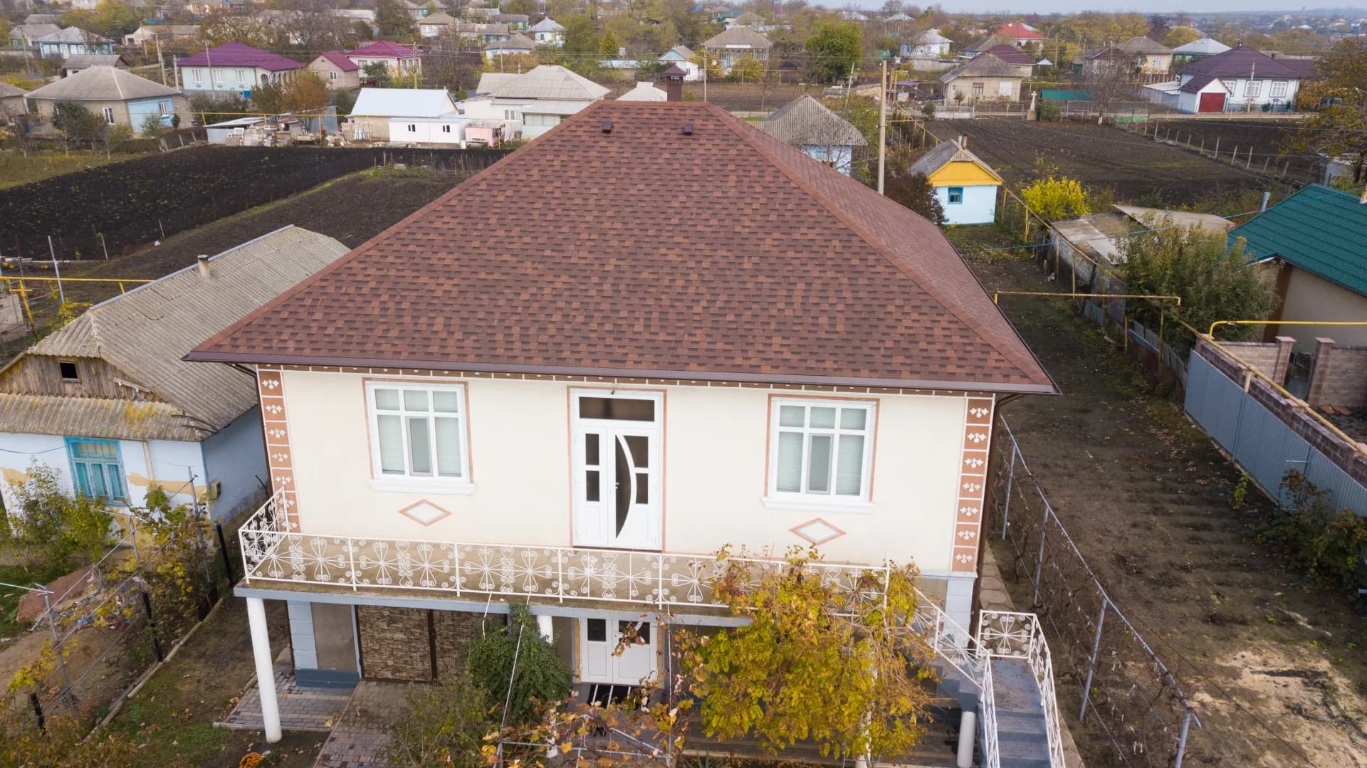 Acoperiș cu șindrilă bituminoasă — Lilu Ojovan — imagine 6